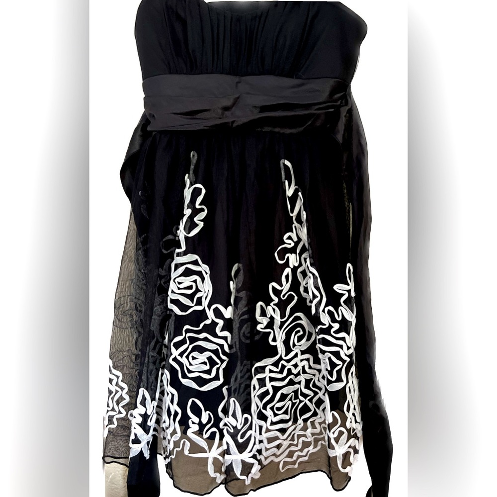 Speechless R white 3D lace Sleeveless with self-tied waist. Luxury design